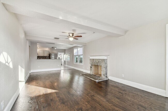 Building Photo - Charming 3 bed 2 bath North Kenwood home w...
