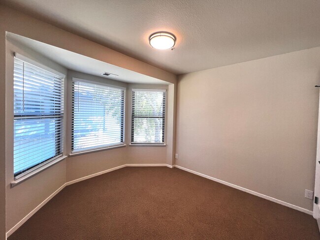 Building Photo - Beautifully remodeled 3-bedroom, 1.5-bath ...