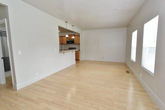 Building Photo - 616 9th Ave S