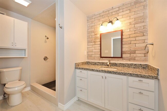 Building Photo - 2600 E San Jose St