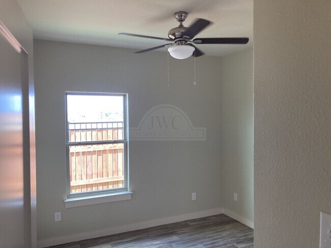 Building Photo - 5007 White Rose Dr