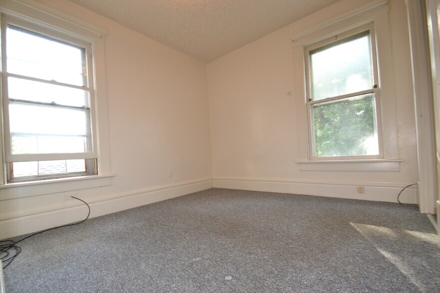 Building Photo - 369 Sherman St