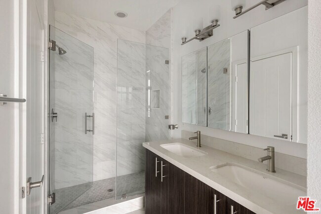 Building Photo - 2753 Waverly Dr