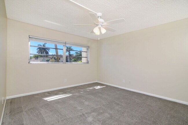 Building Photo - 1020 Palm View Dr