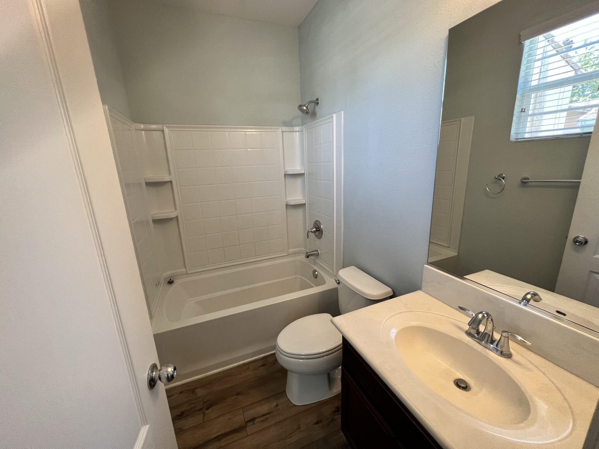 Upstairs bathroom 2 - 9931 Leavesly Trl