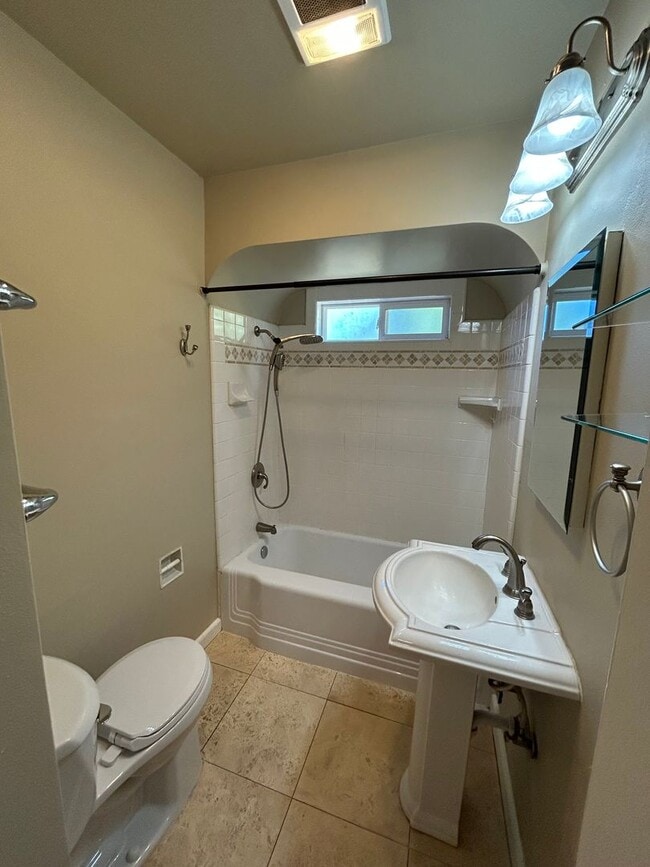 Building Photo - 2 Bed, 1 Bath Home Move in Ready!