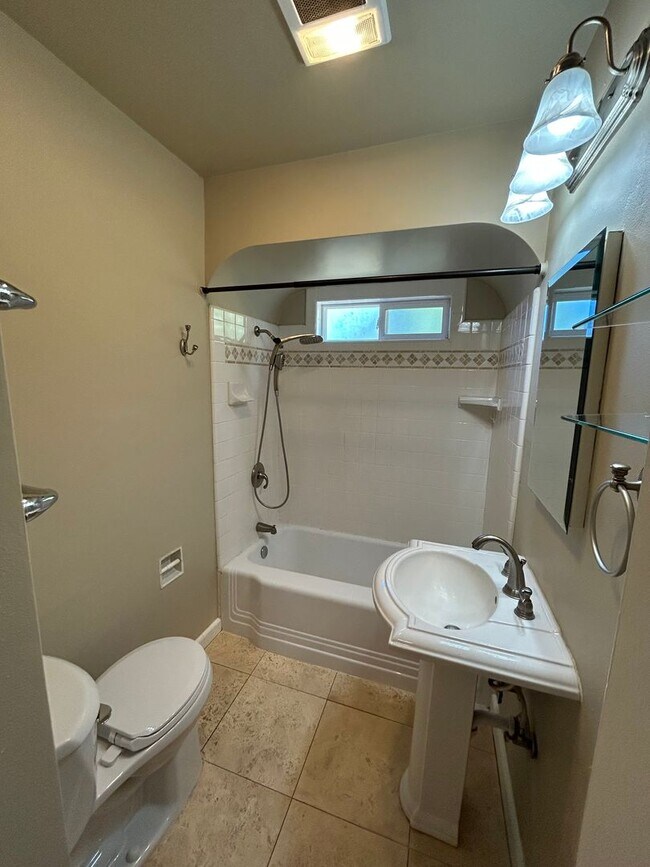 Building Photo - Free November Rent! 2darling homes on 1 hu...