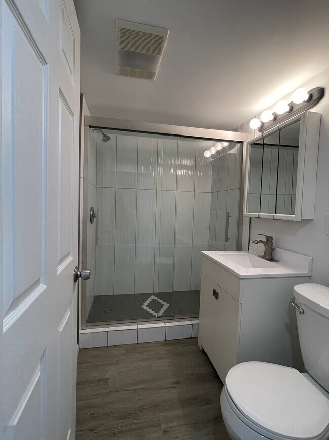 Bathroom - 3136 N Kostner Ave