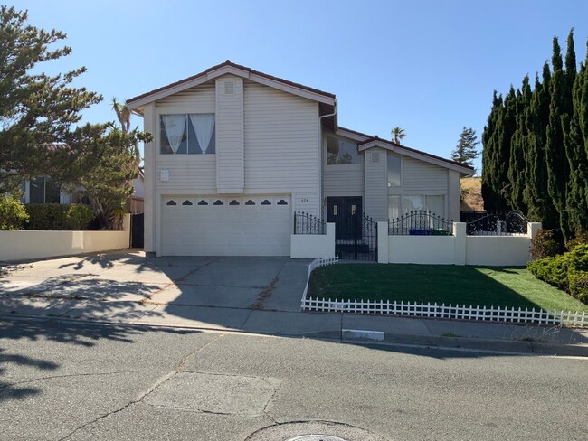 Building Photo - Stunning Remodeled 4 bedroom Hercules Home