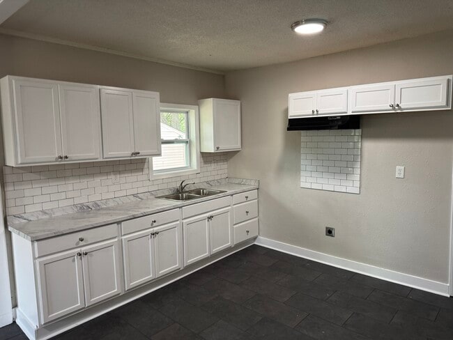 Building Photo - 2760 Lola Ave