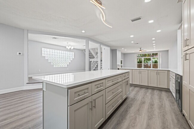 Building Photo - 487 Pinellas Bayway S