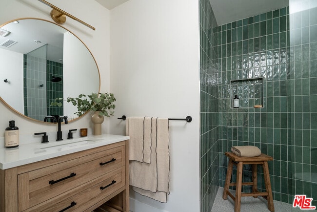 Building Photo - 611 N Virgil Ave