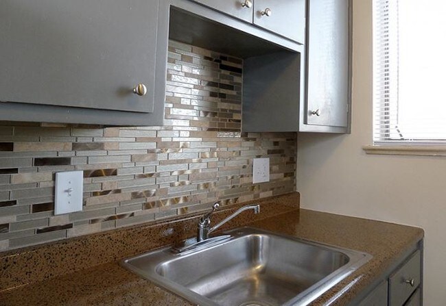 Building Photo - bedroom in Denver CO 80220