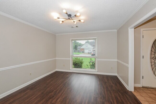 Building Photo - 1960 Maple Creek Dr