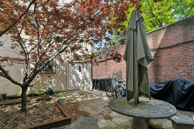Building Photo - Well-maintained 2-bedroom, 1-bath bi-level apartment | Washington Square West