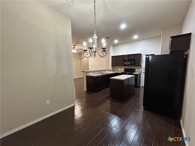 Building Photo - 692 Creekside Cir