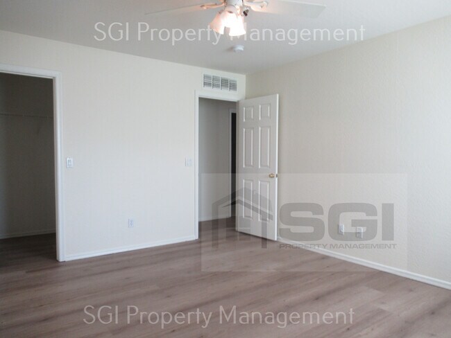Building Photo - 3123 W Pleasant Ln
