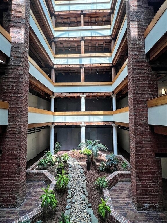 Building Photo - 33 Sleeper St
