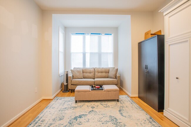 Building Photo - 2-Level 2 BR/2 BA Condo in Adams Morgan!