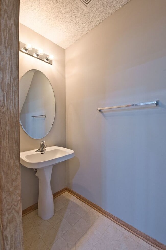 Building Photo - Like New 2 Bed/2 Bath Townhome With Amenities And Attached Garage