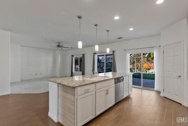 Building Photo - NW Home w/Pool & Firepit!