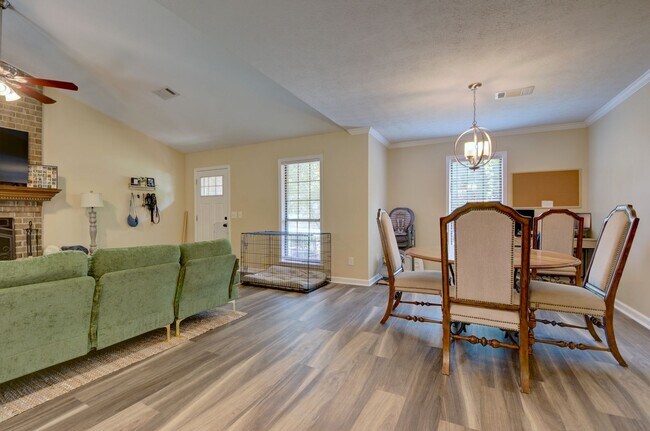 Building Photo - 251 Ivy Ln