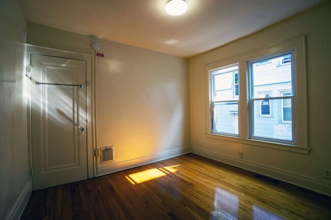 Building Photo - Spacious 3 Bedroom Flat With Off-Street Pa...