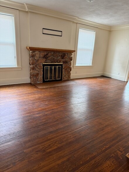 living room - 827 N Rebecca Pl