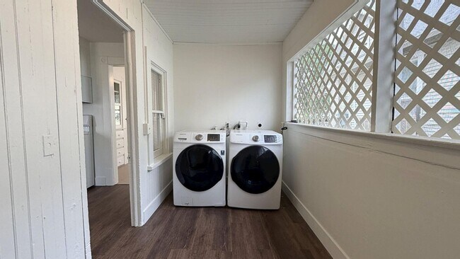 Building Photo - 256 Nordina St