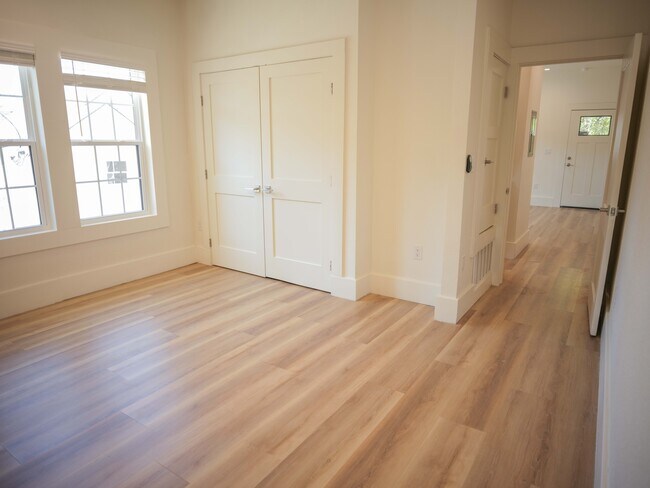 Building Photo - 803 Oakland Ave