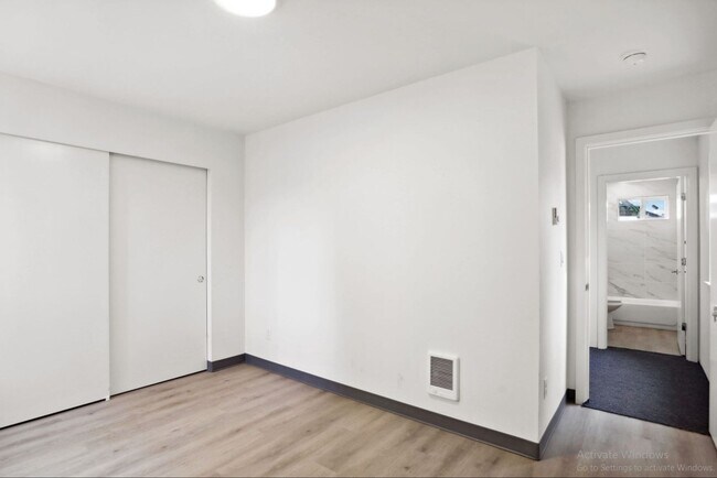 Building Photo - Spacious Townhome – Husky now leasing!