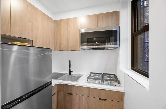 Building Photo - 453 W 48th St