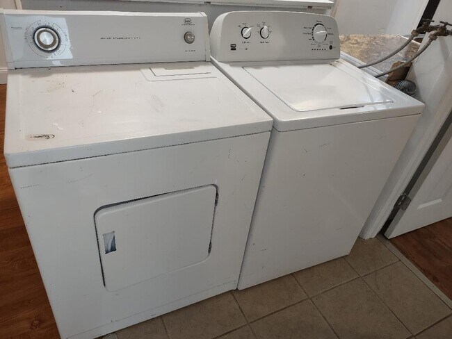 Building Photo - 890 Quadrilla St