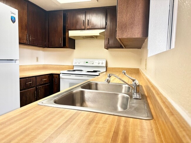 Building Photo - Two story unit move-in ready