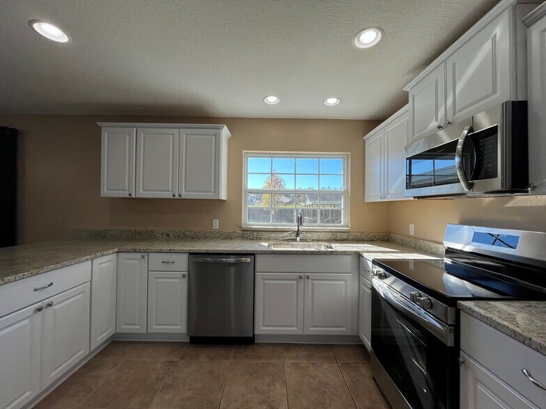 Building Photo - 197 Hidden Lake Dr