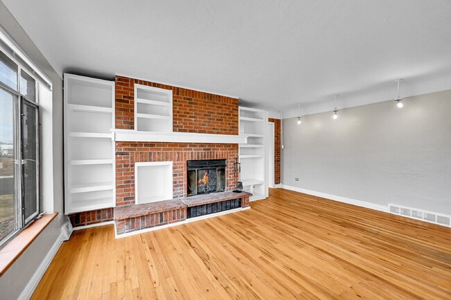 Building Photo - $2,540.95, 3 bed, 1 bath located in Denver with a newly renovated kitchen and In Unit Laundry!