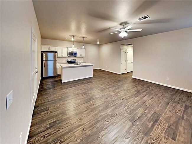 Building Photo - 2 Bedroom 2 Bathroom 2 Car Garage Duplex w...