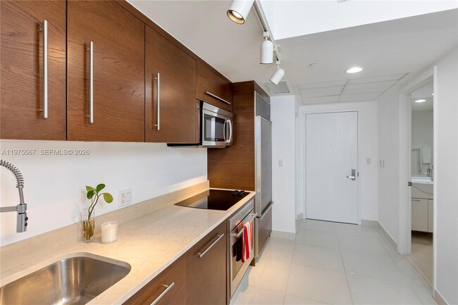 Building Photo - 475 Brickell Ave