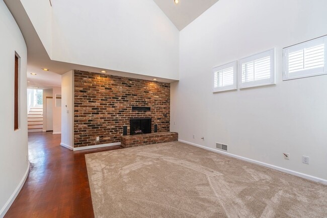 Building Photo - Warm & Inviting Manhattan Beach Rental Home!