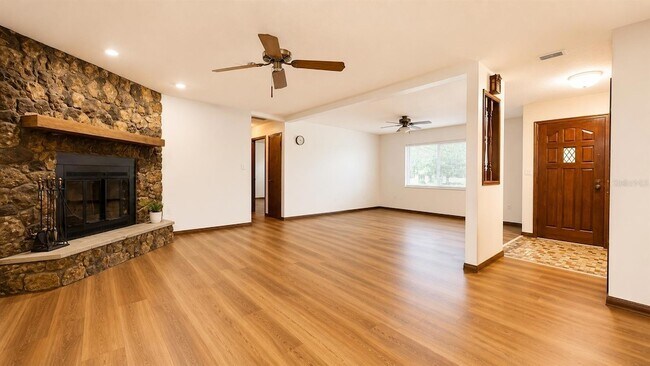Building Photo - 35025 Raintree Dr