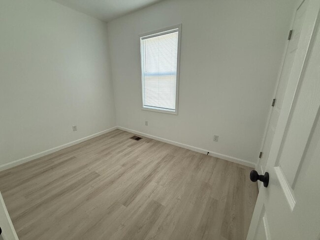 Building Photo - 705 E Riverside Dr