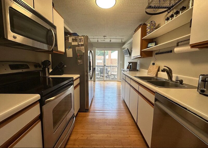 Building Photo - 5057 Gatehouse Way