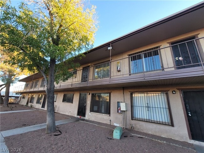Building Photo - 615 S Royal Crest Cir