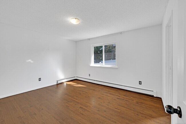 Building Photo - 90 Village Ln