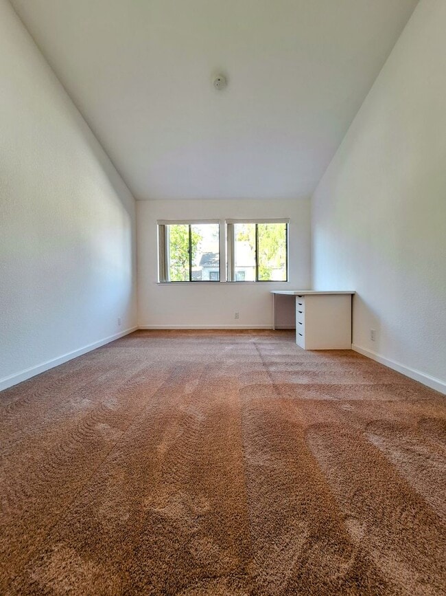 Building Photo - Beautiful 2bd Townhouse With Attached Garage, Private Patio, Pool/Hot Tub, & Clubhouse!