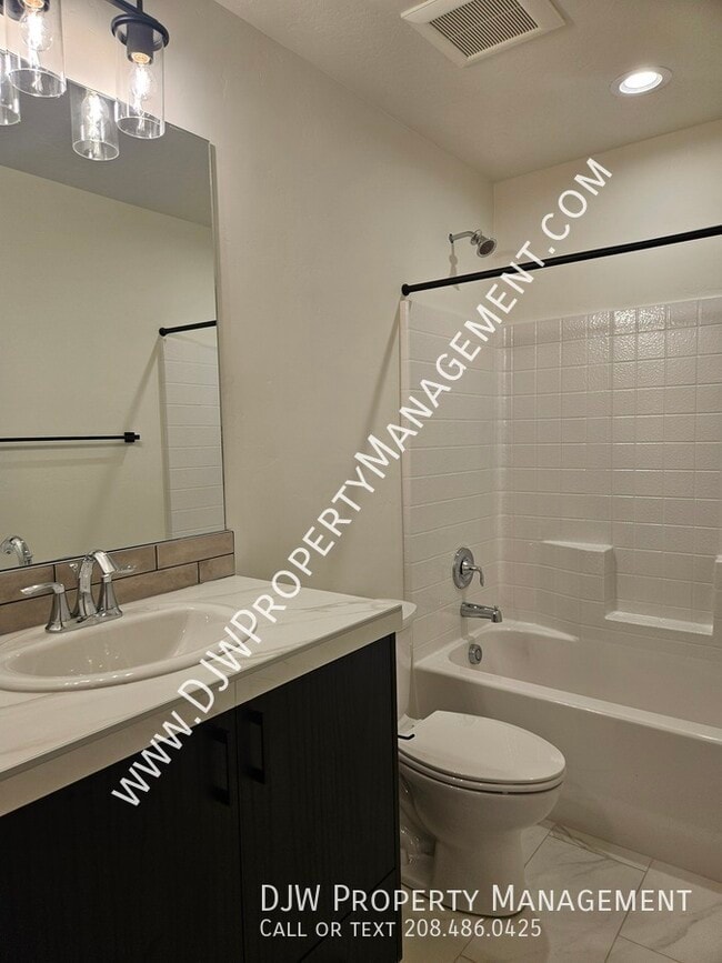 Building Photo - 1334 N Meadowglen Ave