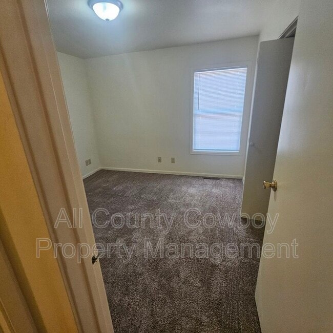 Building Photo - 142 S Cribbon Ave