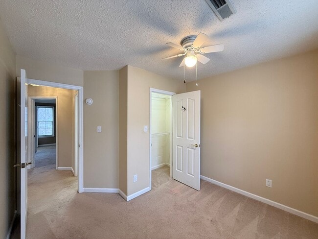 Building Photo - 928 Heatherstone Dr