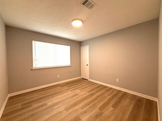 Building Photo - 8322 Sandy Glen Ln