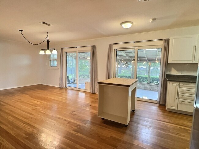 Building Photo - 635 Rockhill Dr